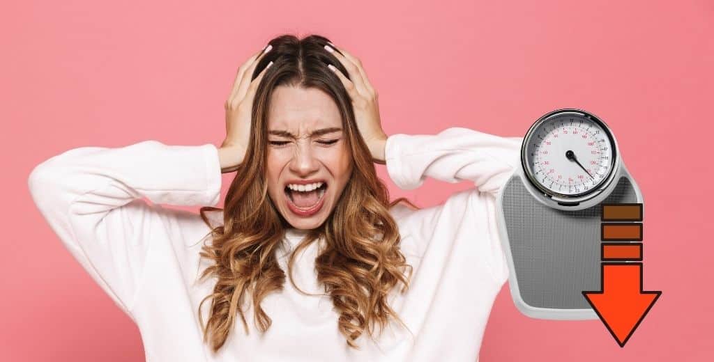 Stress door afvallen, gestreste vrouw met weegschaal.