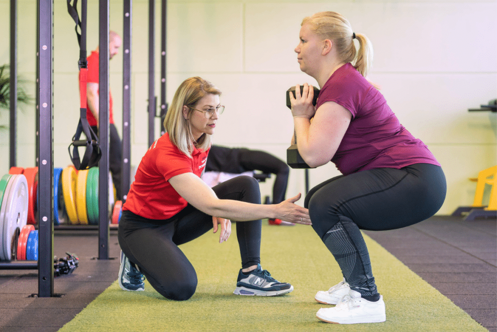 Lizzy krijgt coaching tijdens de small group training in Culemborg van personal trainer Robin