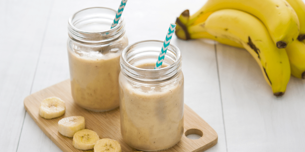 Heerlijke eiwitrijke banaan smoothie met amandelen en meer
