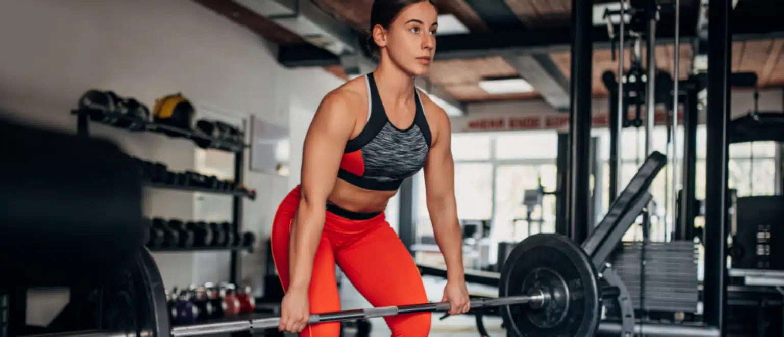 Mevrouw doet aan krachttraining voor een gezonde levensstijl